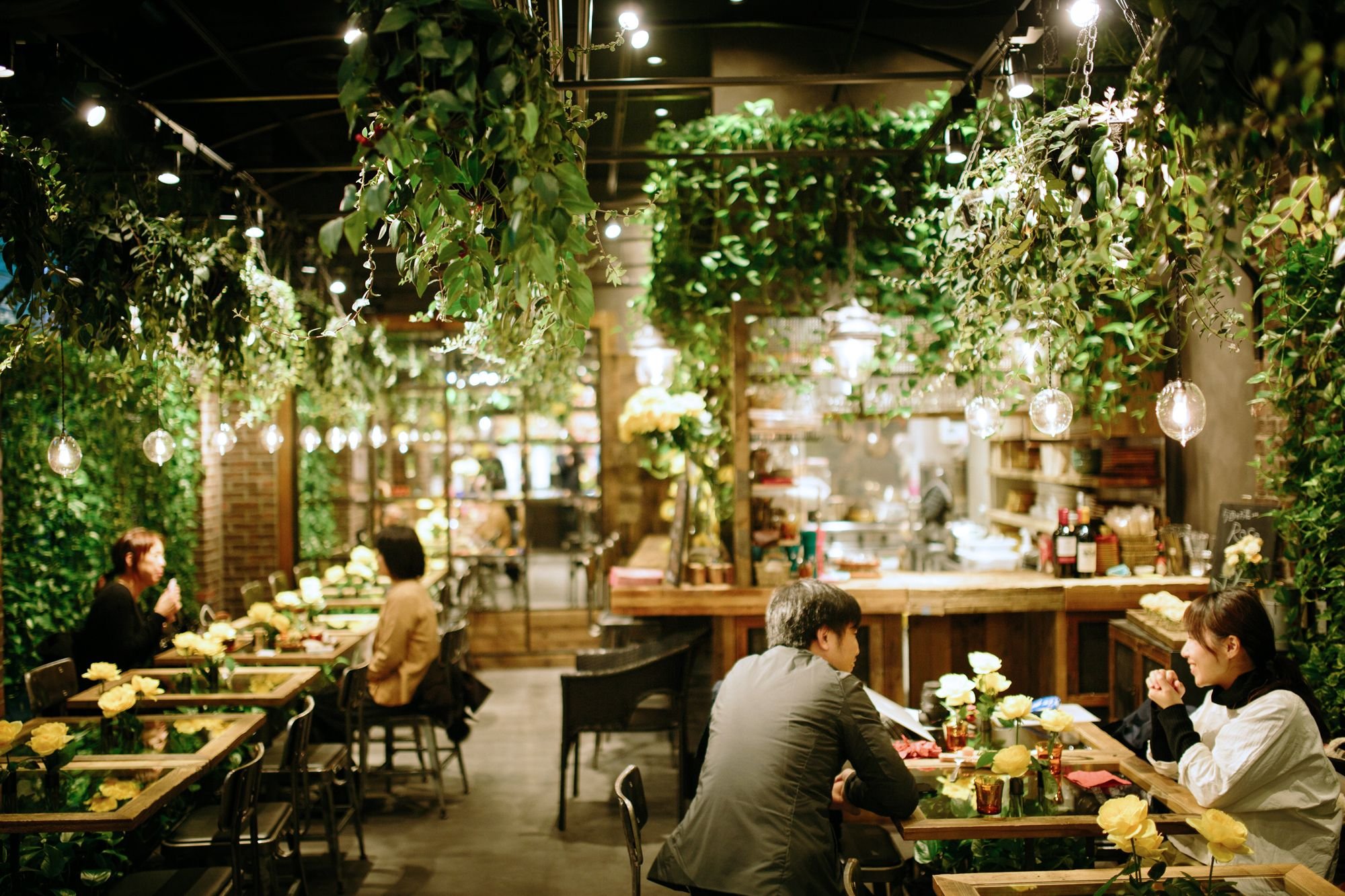 Кафе зеленая зона. Cafe Flowers (Цветочное кафе) Тбилиси. Кафе с зеленью. Кафе с растениями. Растения в ресторане.