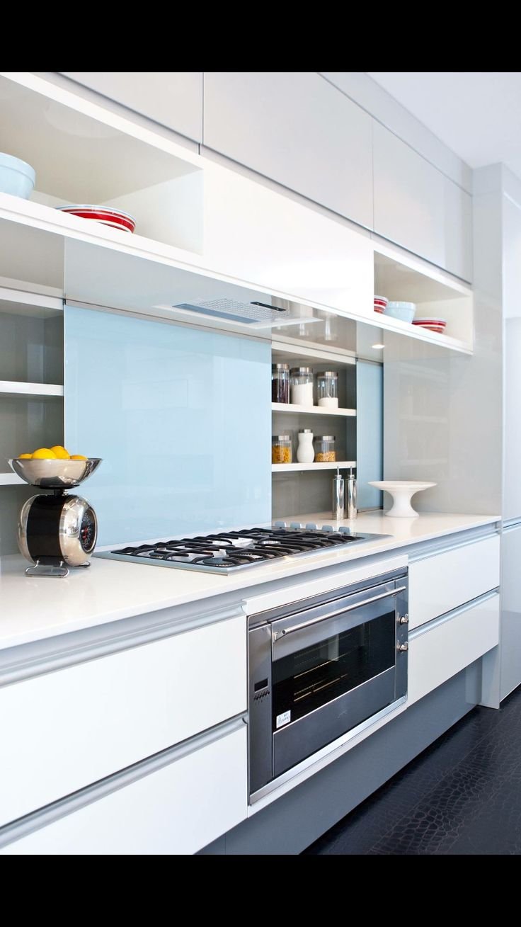 Белая кухня икеа фартук стекло