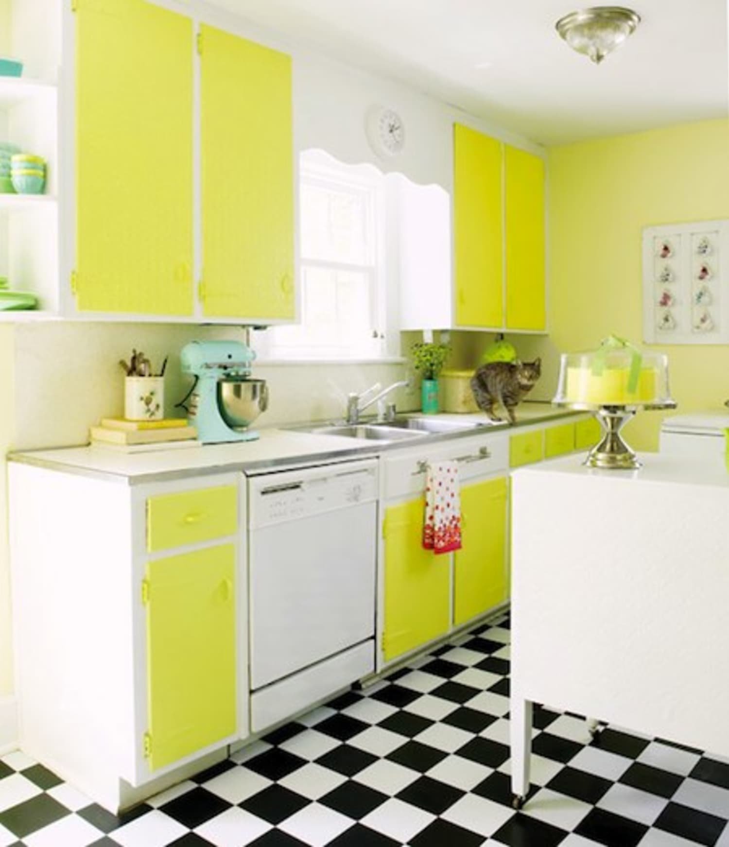Желто зеленая кухня. Кухонный гарнитур лимонного цвета. Лимонные стены на кухне. Кухня в желто зеленом цвете. Желтая плитка на кухне.