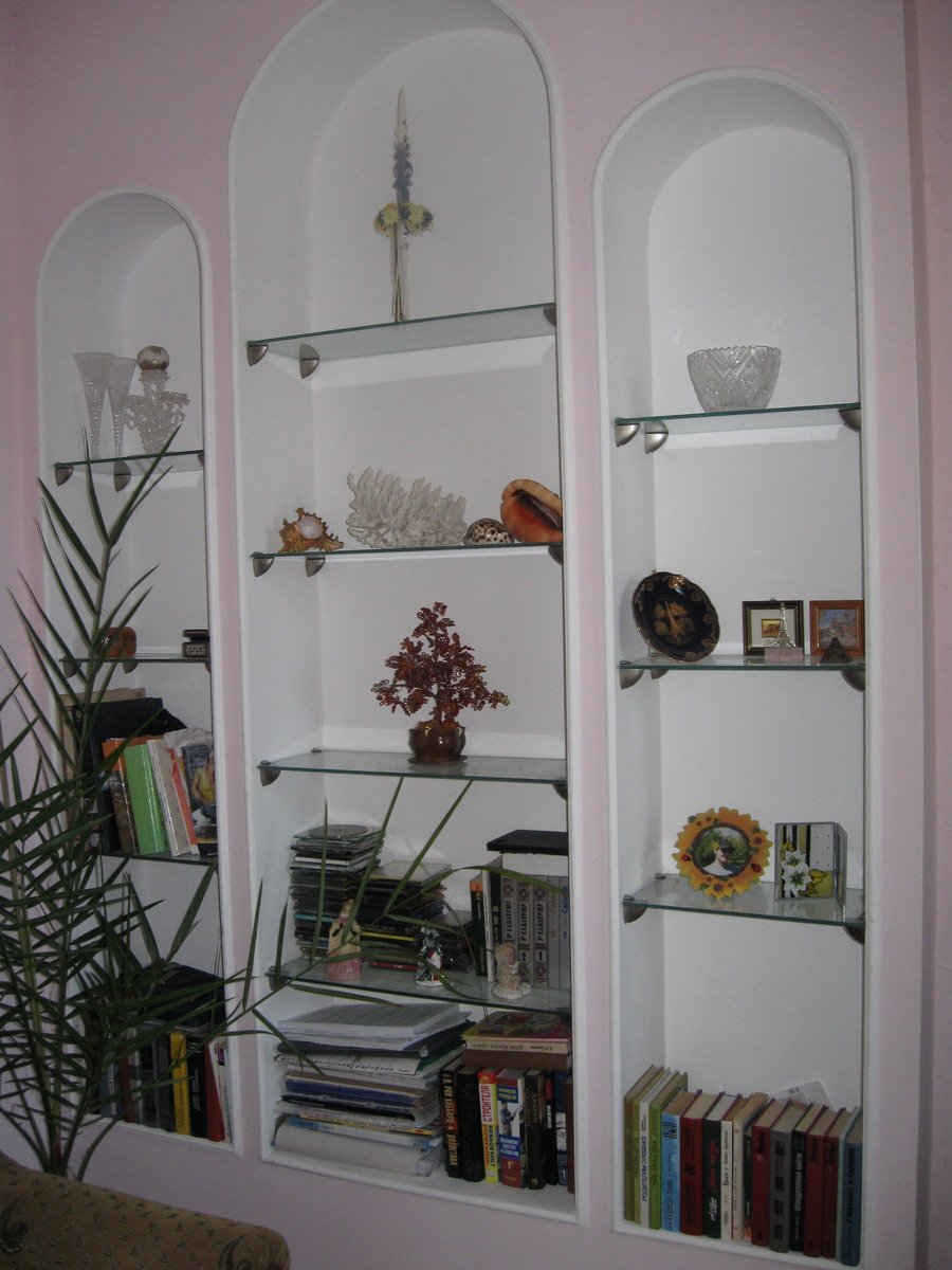 Стеклянные полки в прочной нише