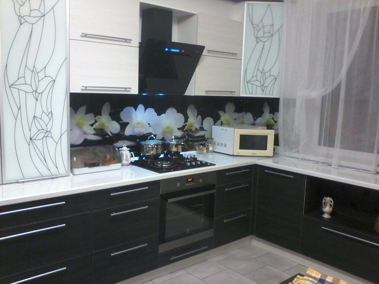 Кухня черный верх. Кухонный гарнитур белый с черным. Кухонный гарнитур белый верх черный низ. Черно белая кухня. Кухня белый верх темный низ.