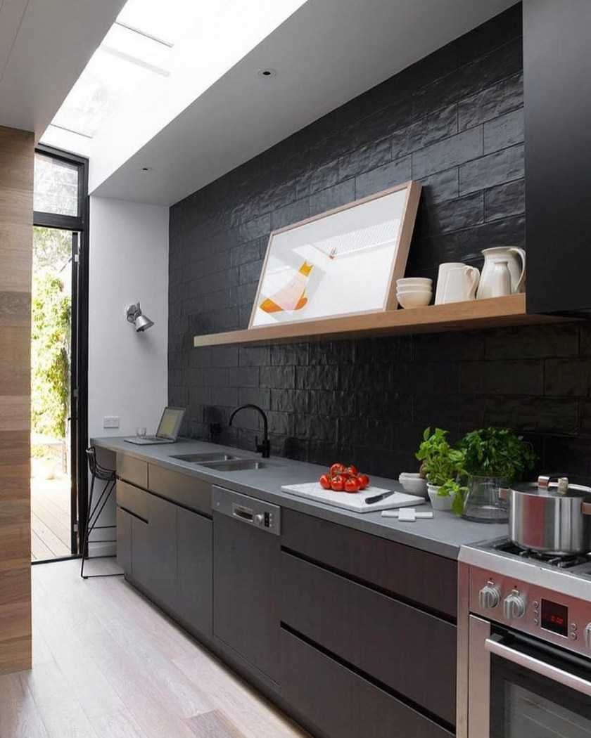 Темный фартук на кухне