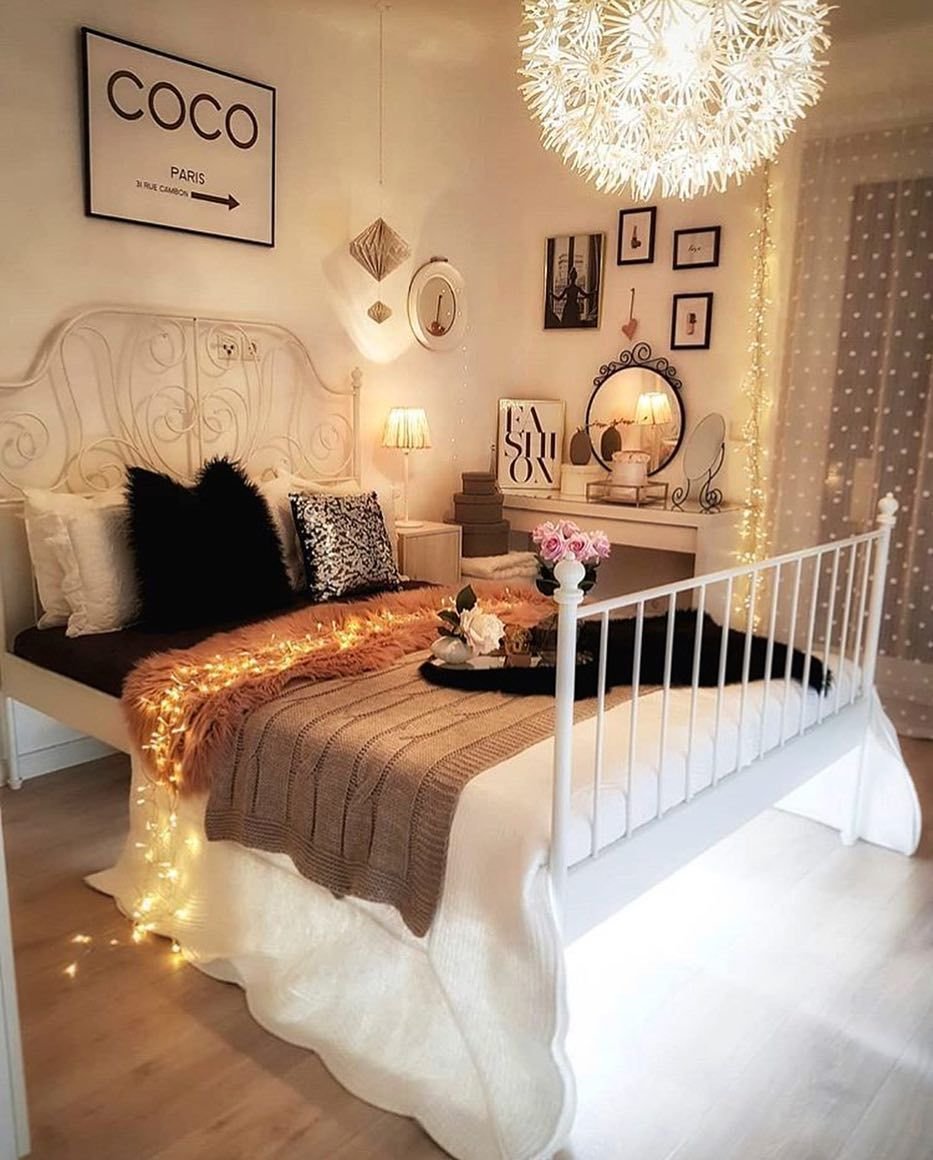 Маленькая комната белый золотой