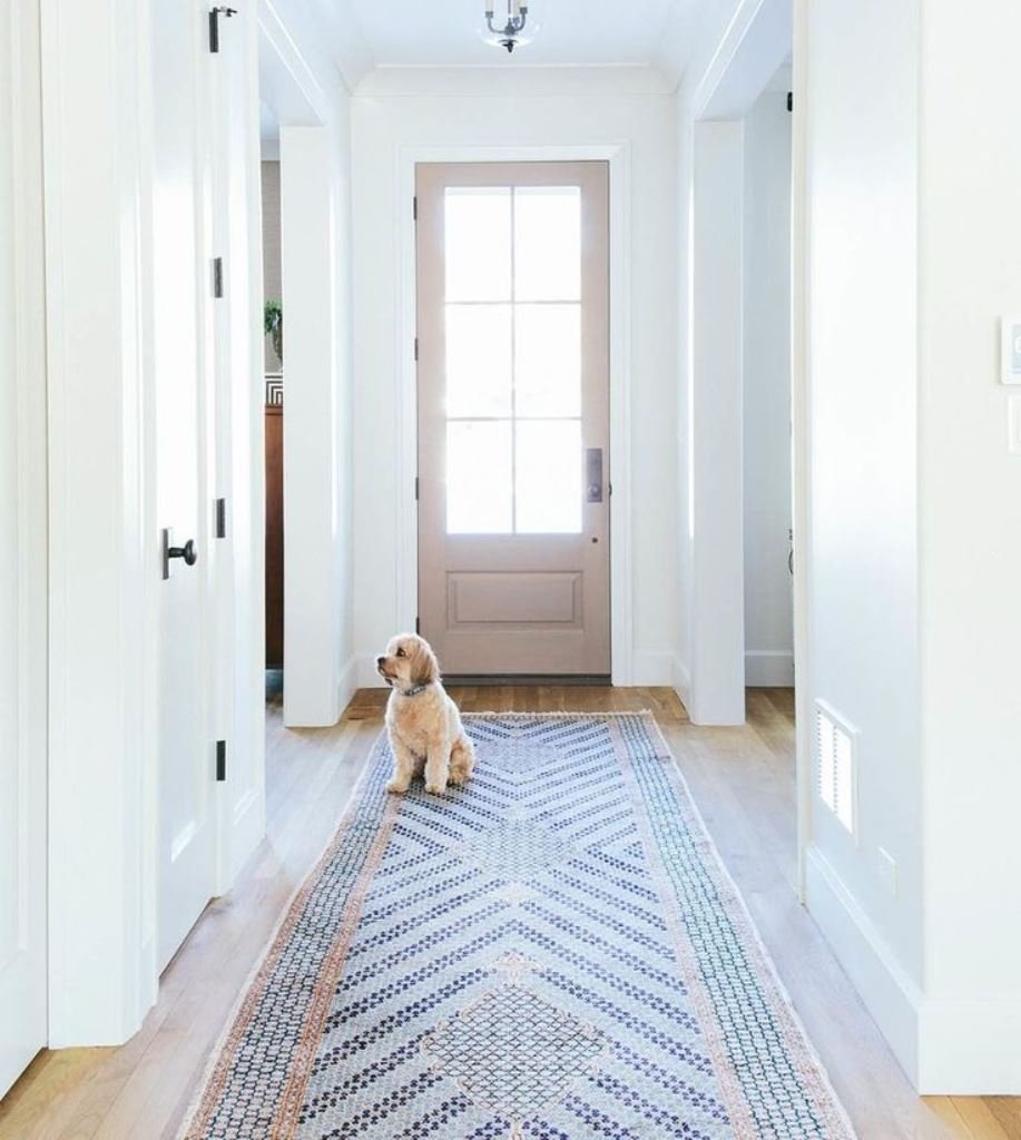 Ковер серый с листочками