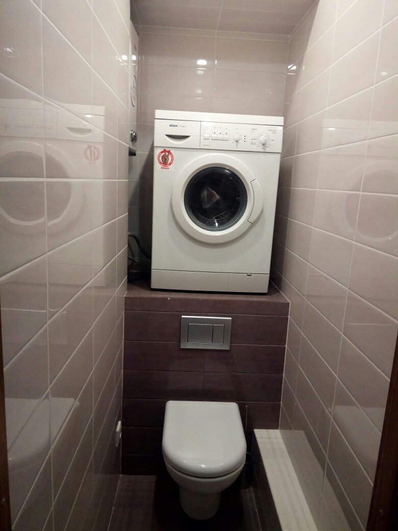 Стиральная машинка над унитазом