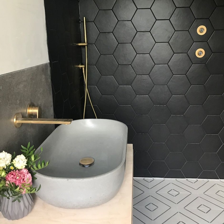 Ванная комната с шестигранной плиткой