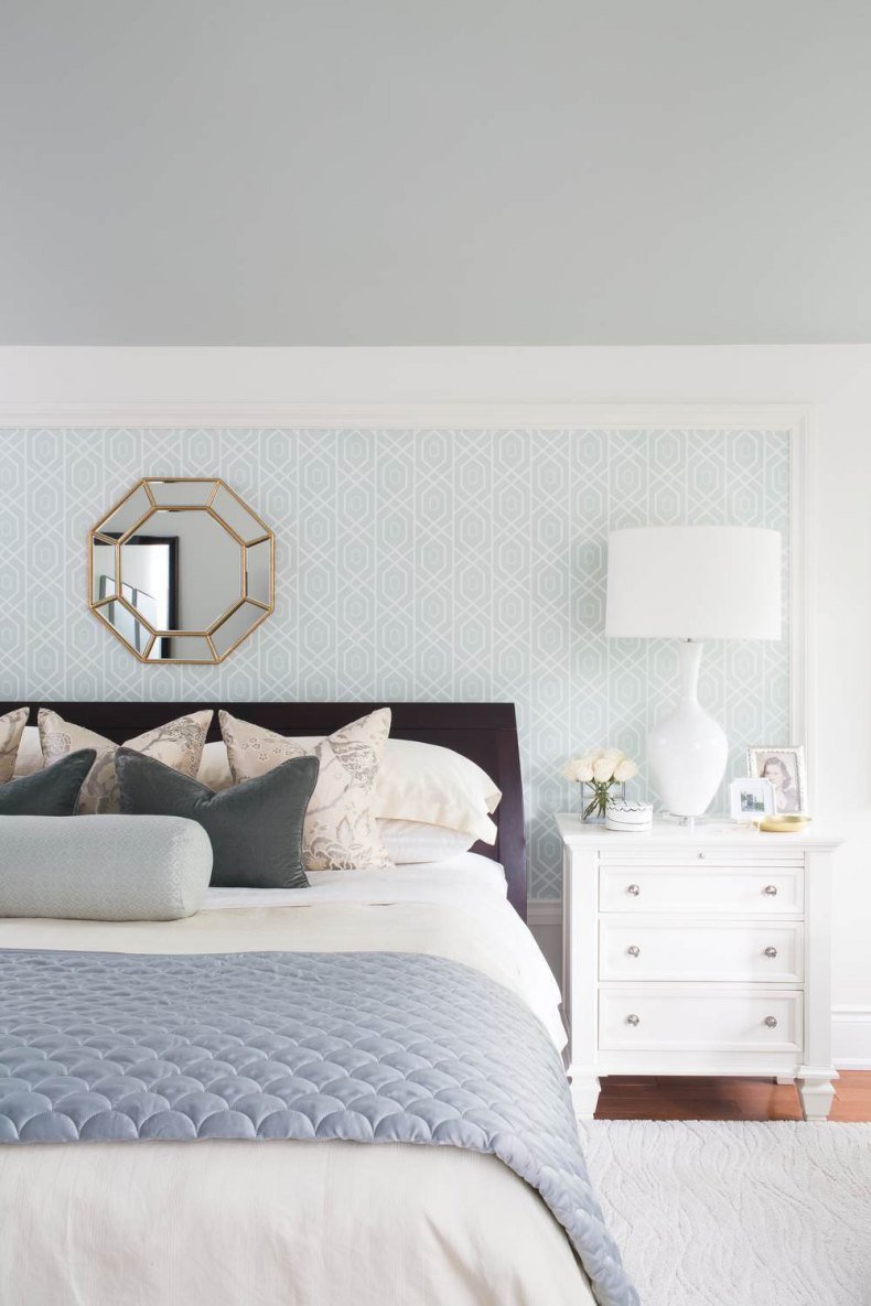 Пастельные стены в спальне
