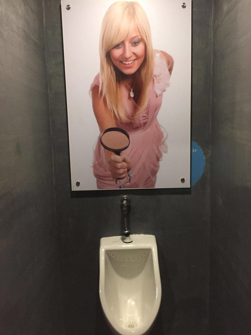 Девушка в туалете Глори Хоул