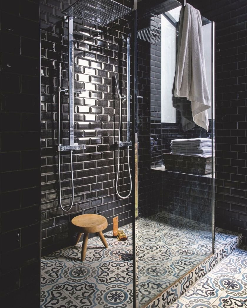Ванная комната в черном цвете с душем