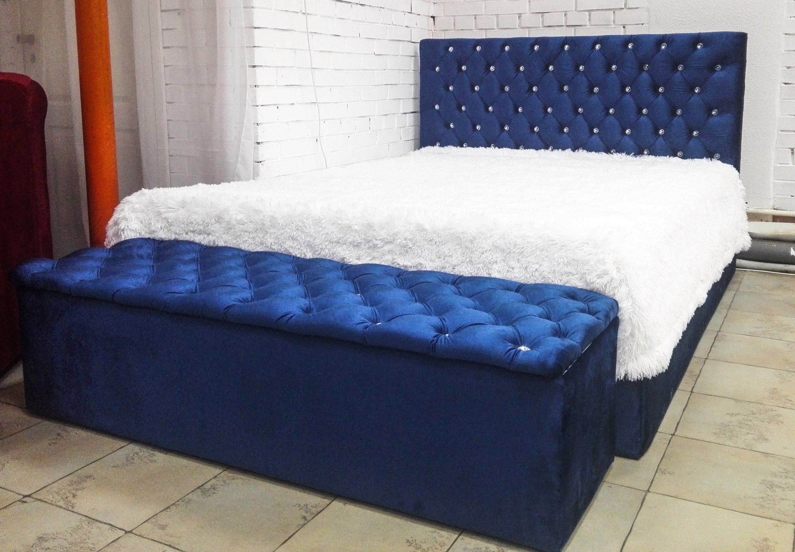 Постель ровно. Мягкая кровать. Пуфик кровать. Кровать с каретной стяжкой. Кровать с каретной стяжкой синяя.
