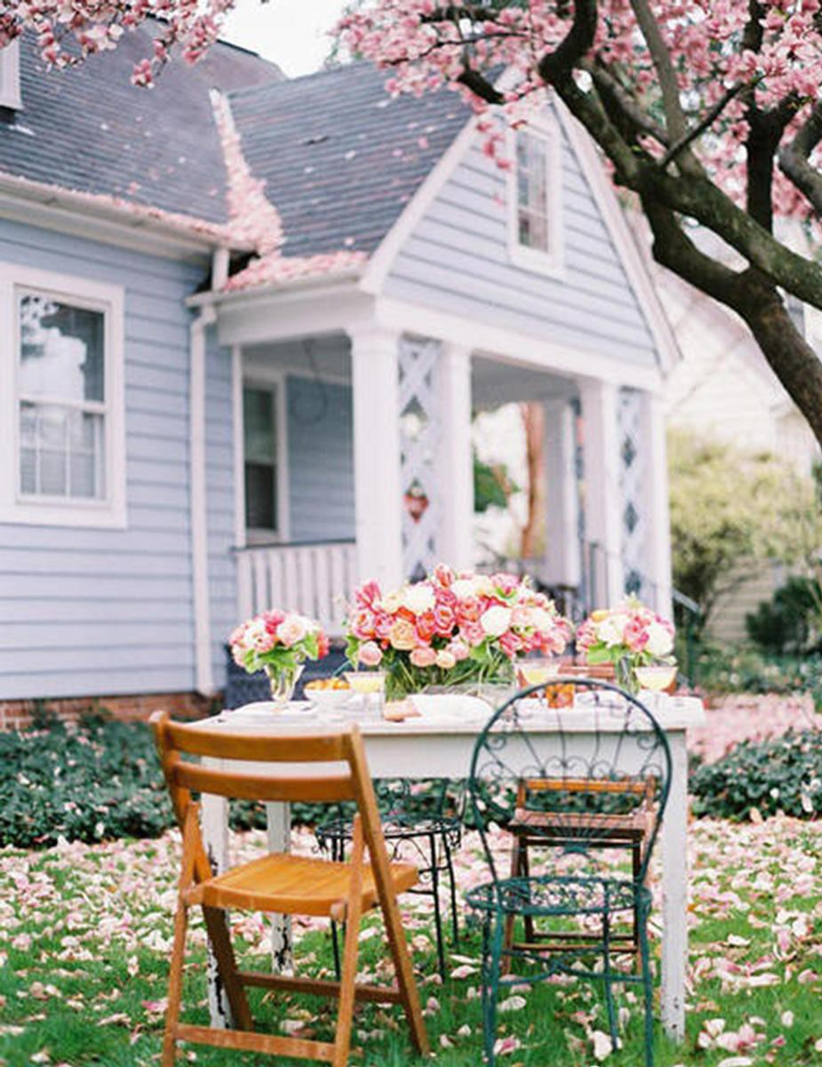 Дом в цветущем саду. Дом в саду. Уютный домик в цветах. Красивый домик весенний. Домик в цветочном саду.