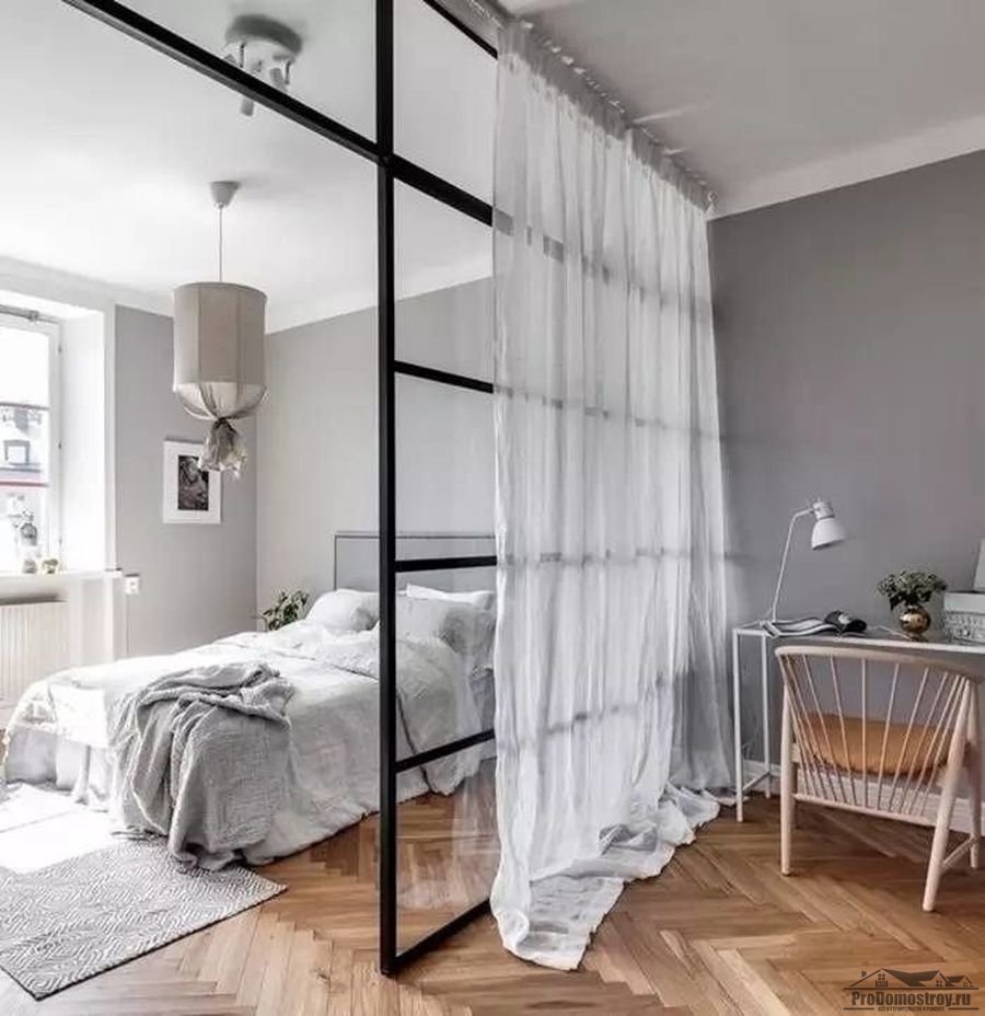 Зонирование комнаты шторами