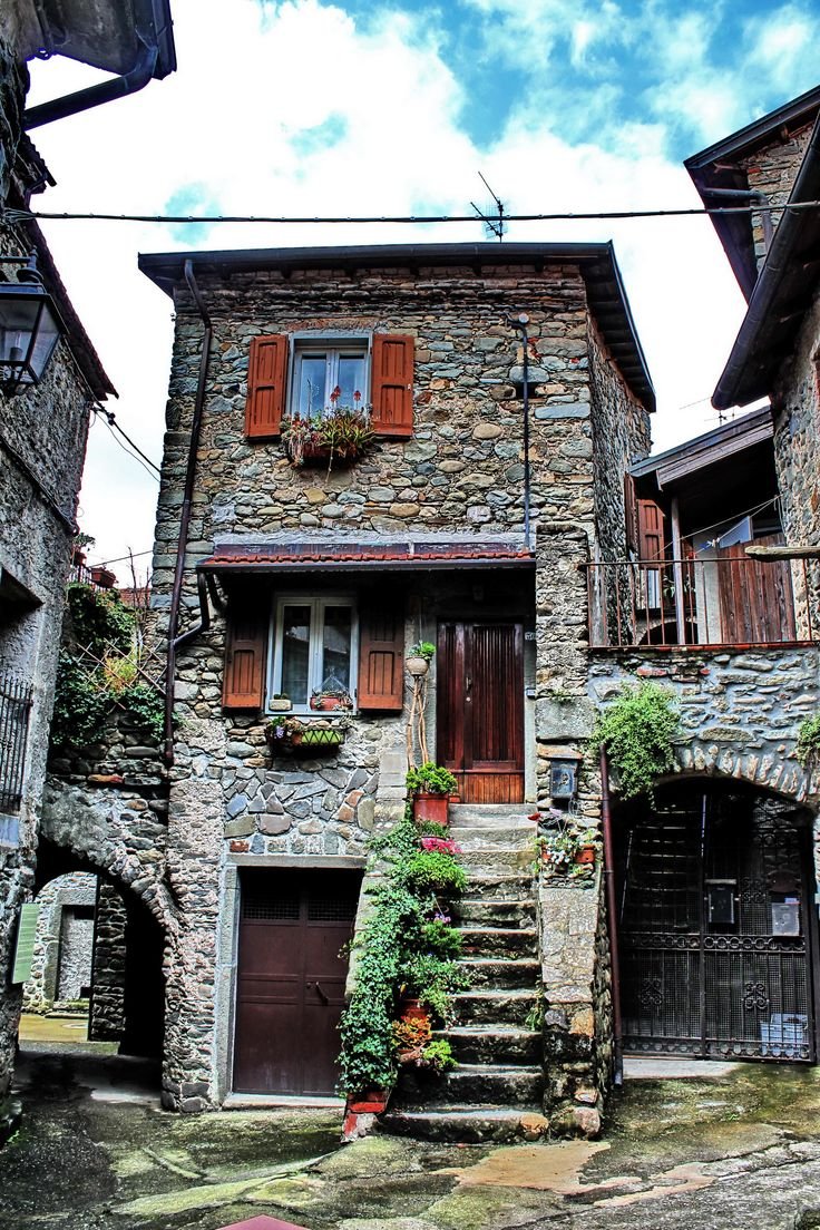 Двухэтажный каменный дом в Италии