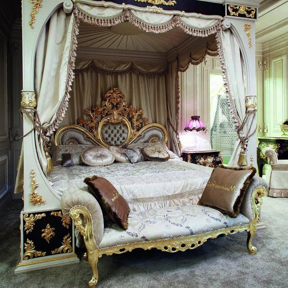 Королевская кровать сбоку