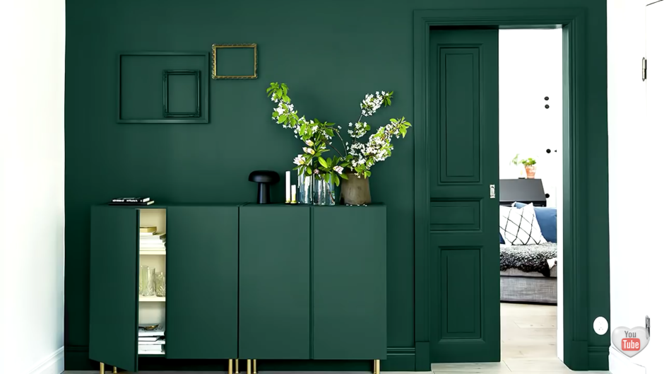 Зеленые двери в интерьере