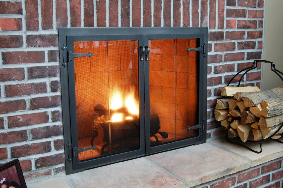 Кованная дверца для камина со стеклом