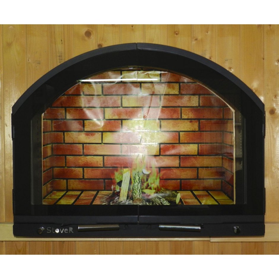 Камин с дверцей из огнеупорного стекла