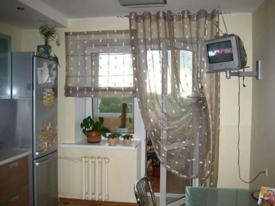 Шторы на кухню с балконной дверью