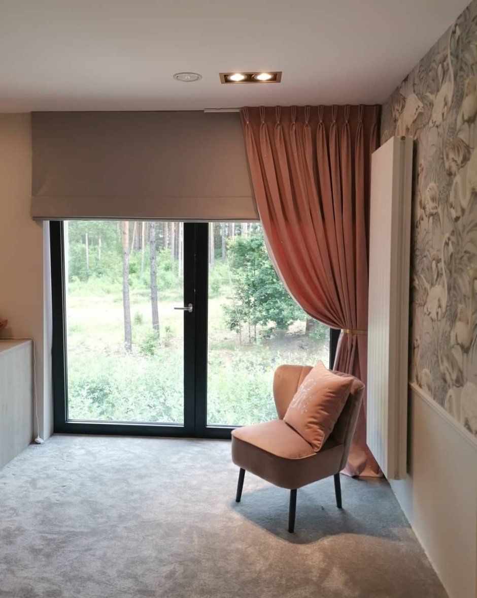 Римская штора на балконную дверь