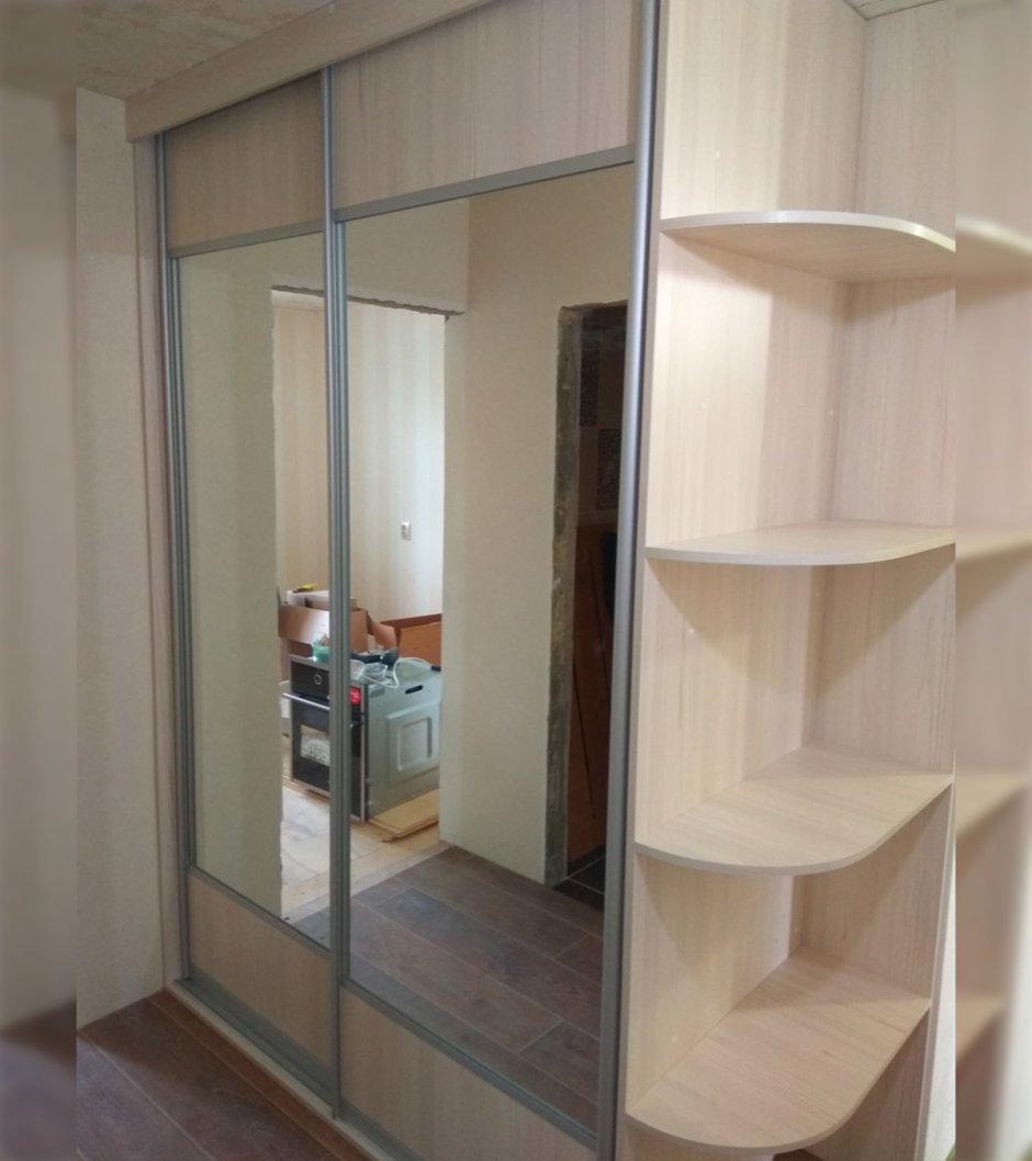 Шкаф-купе с боковыми полками в прихожую