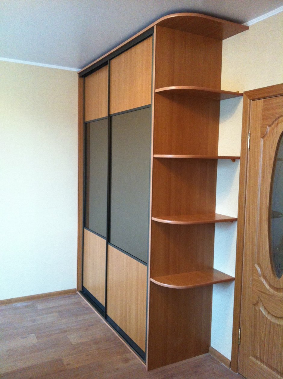 Шкаф купе с полками сбоку