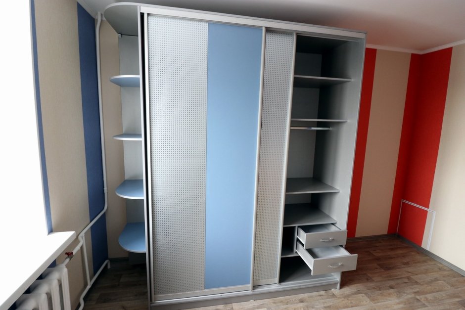 Полки сбоку шкафа купе