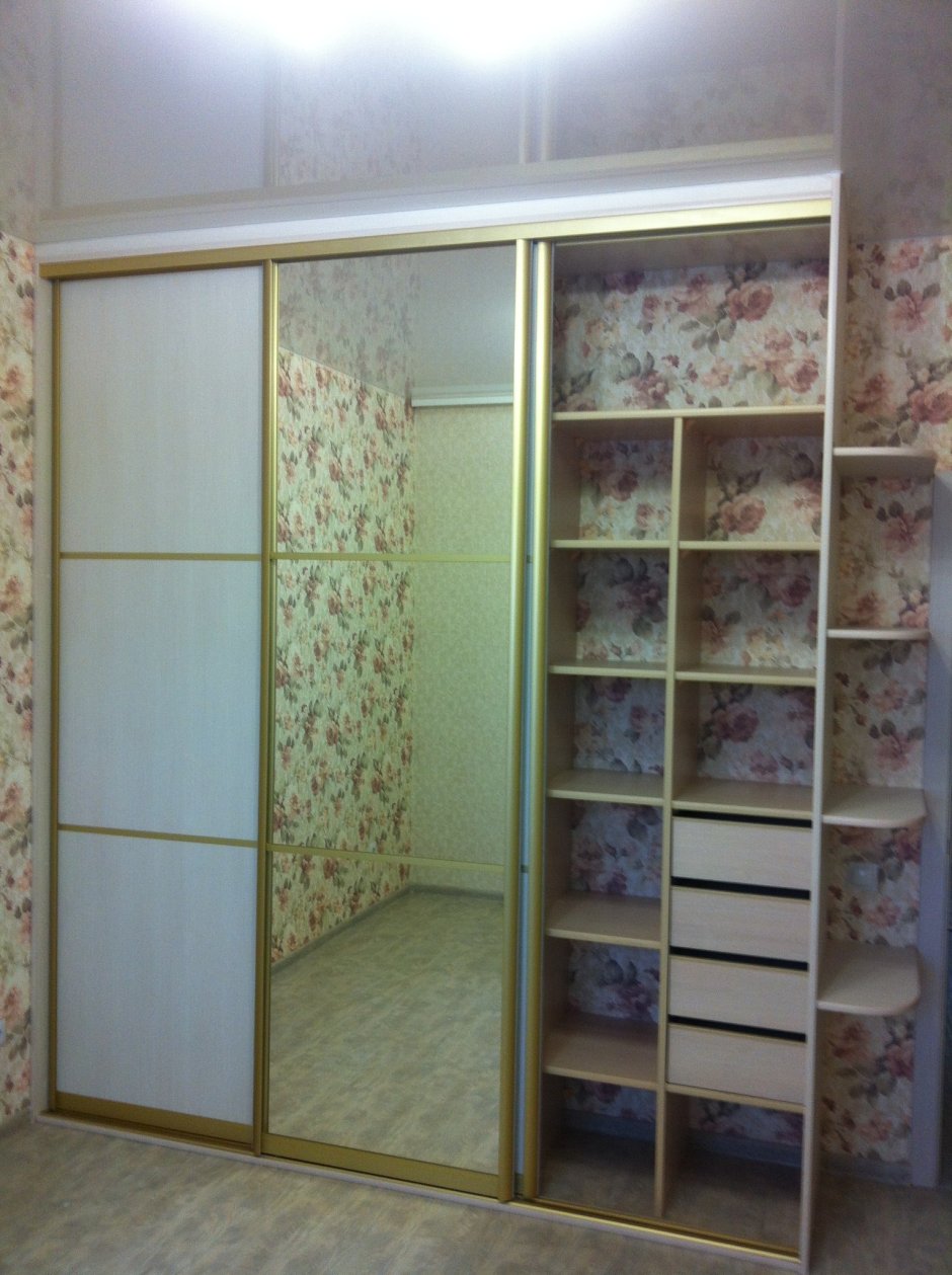 Шкаф купе с открытыми полками сбоку