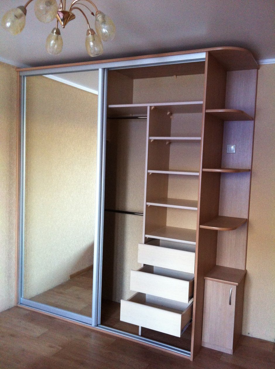 Шкаф купе с боковыми полками