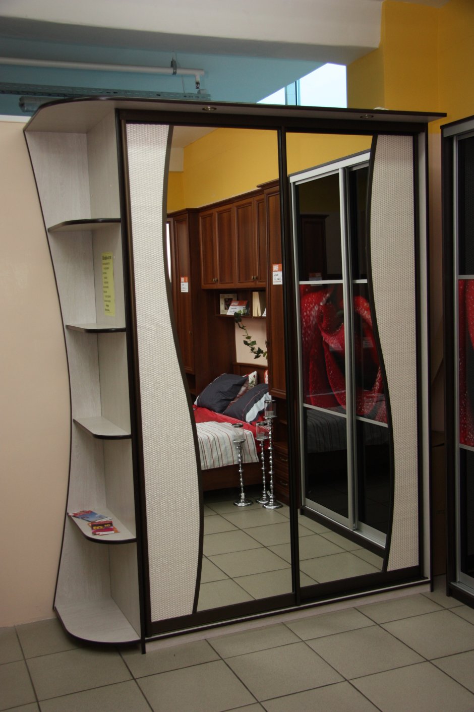 Шкаф-купе с угловыми полками сбоку маэстро-2