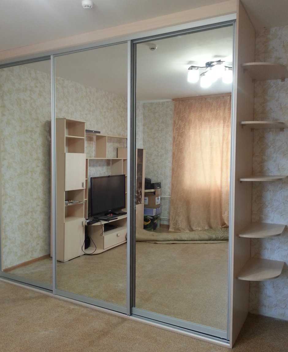 Шкаф купе с зеркалом и полками сбоку