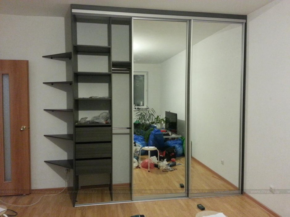 Шкаф купе с треугольными полками