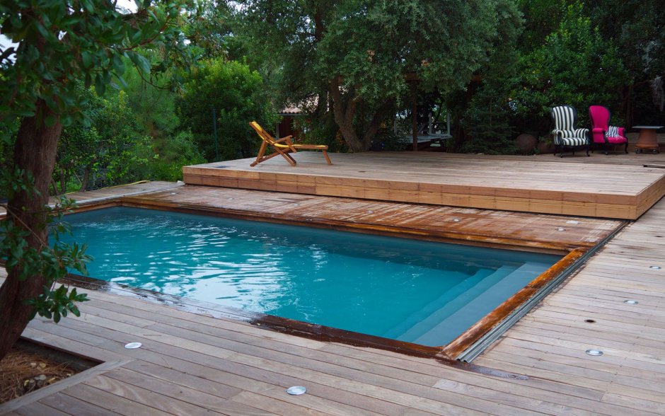 Помост на участке с бассейном