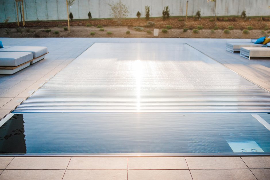 Переливной борт бассейна