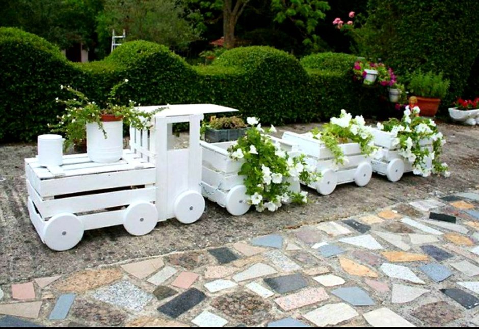 Клумбы из ящиков деревянных