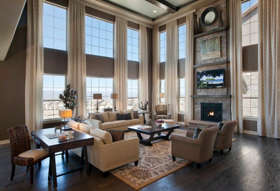 Большая гостиная с витражным окном