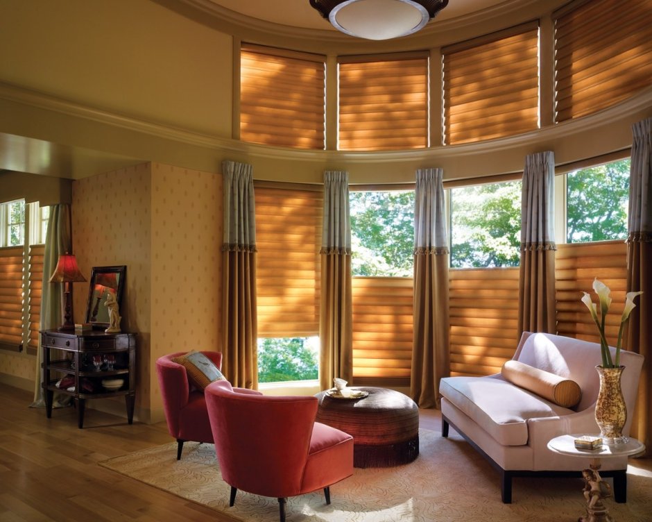 Деревянные окна в гостиной