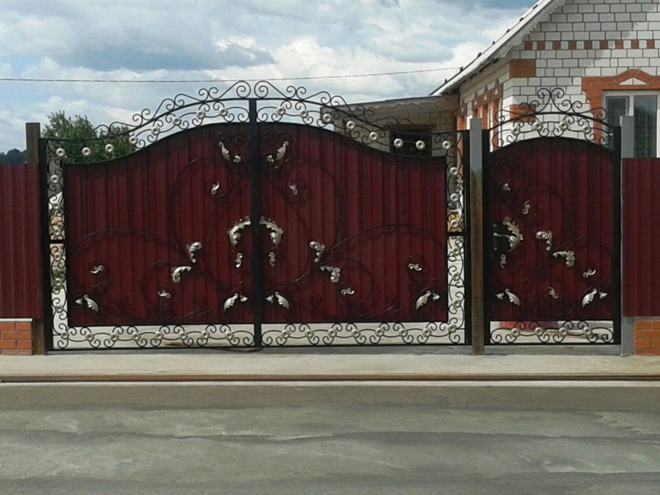 Бордовые ворота