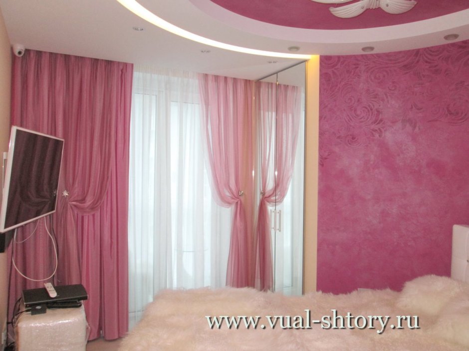 Шторы к розовым обоям в спальне