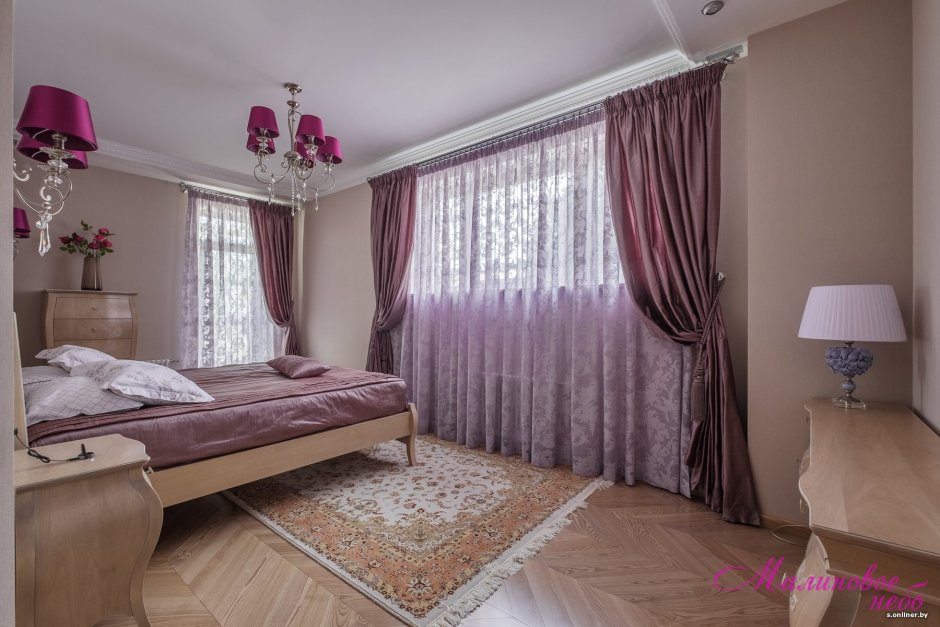 Малиновые шторы в спальне