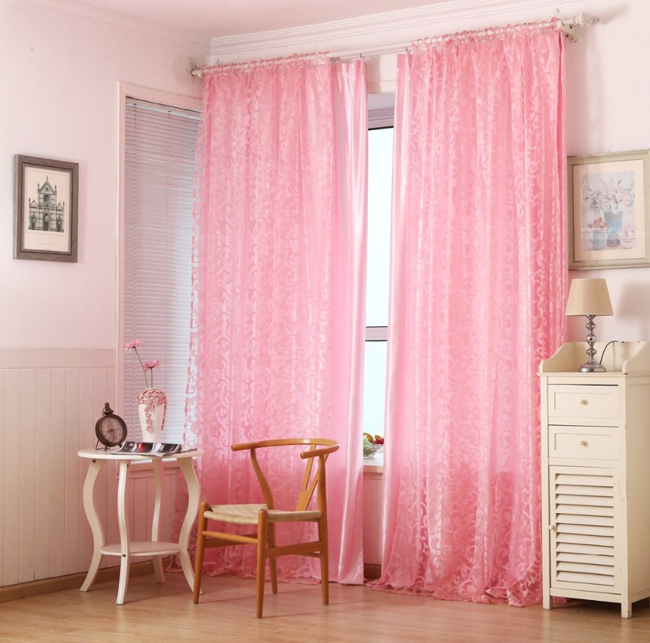 Розовые шторы в спальню