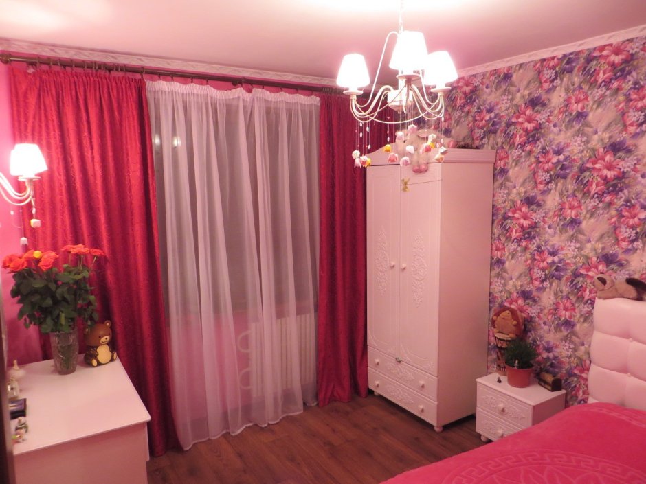 Шторы в комнату с розовыми обоями