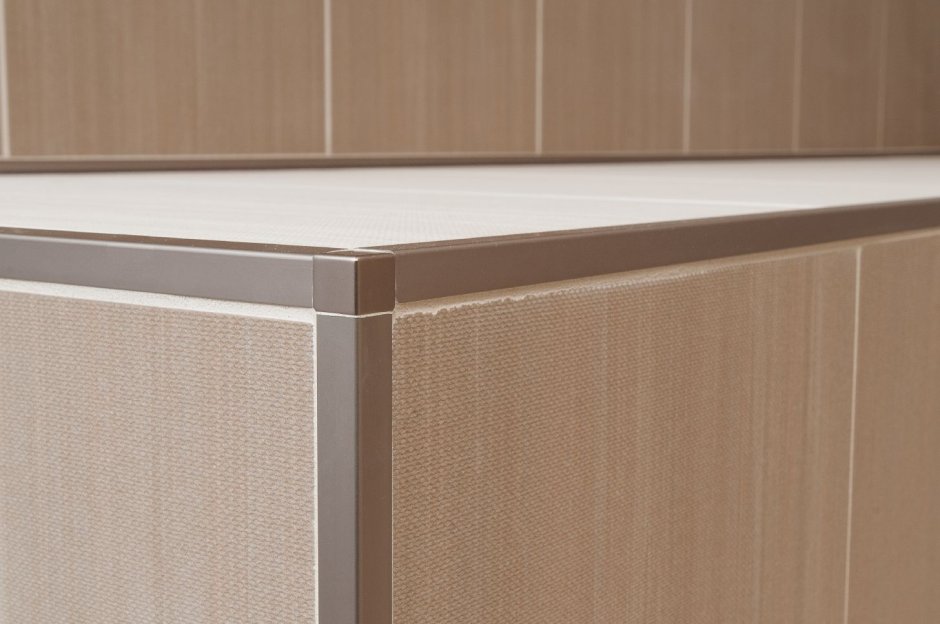 Деревянный плинтус для потолка