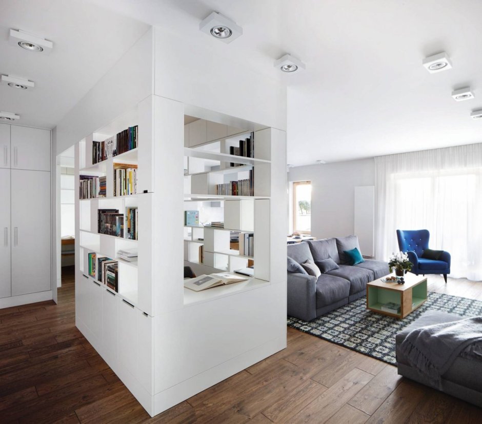 Зонирование студии стеллажом