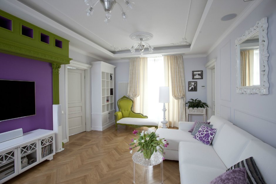 Дизайн проходной гостиной в белом цвете