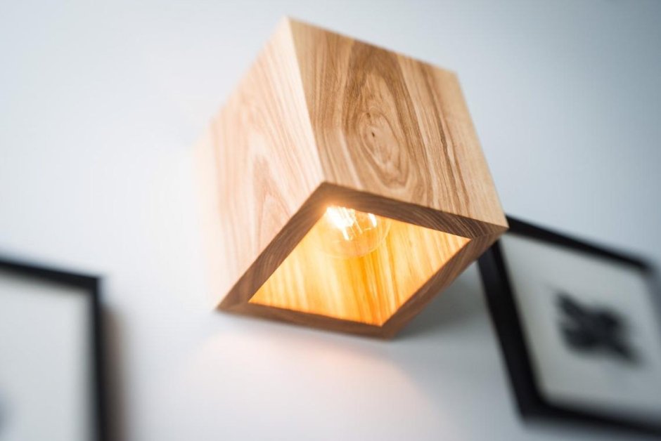 Деревянный светильник на стену