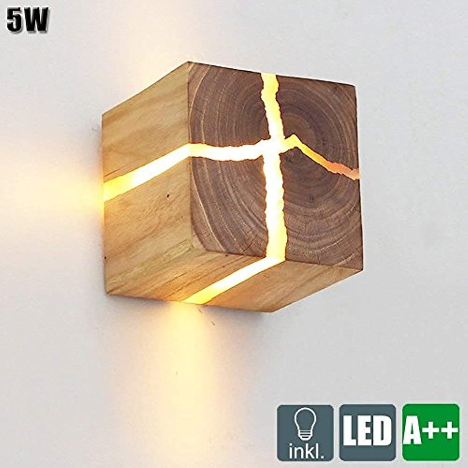 Настенный светильник из дерева