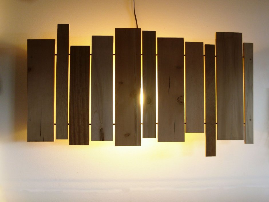 Светильник из доски на стену