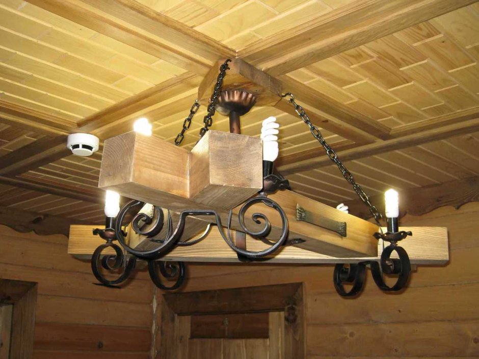 Деревянная люстра на цепях