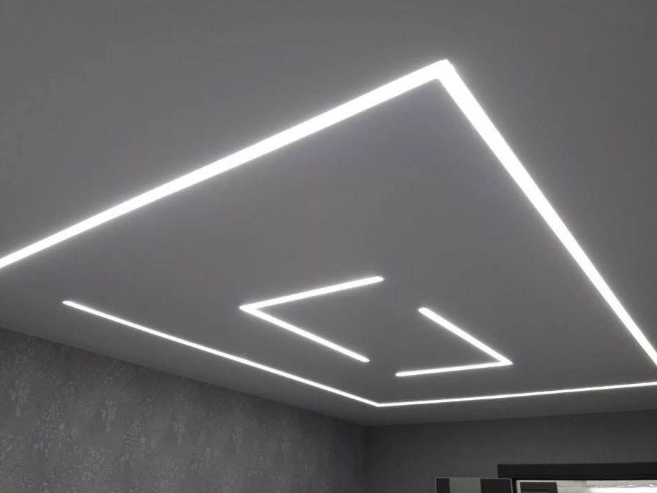 Потолок с линиями подсветки