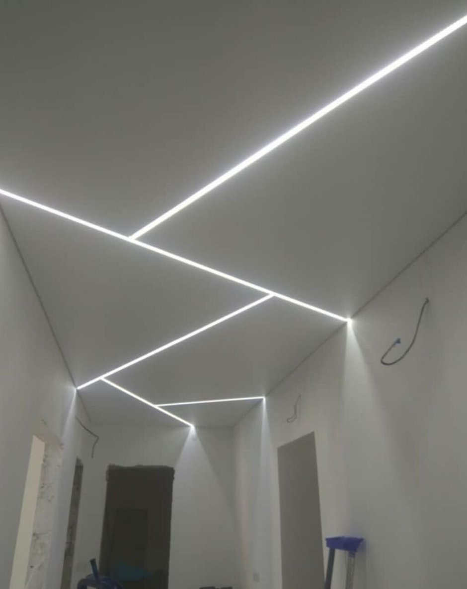 Световые линии на потолке
